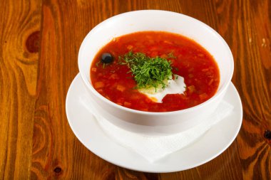 Ahşap arka plan üzerinde Rus geleneksel Solyanka çorba