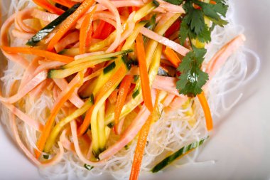 Şehriye, pastırma ve beyaz tabakta sebze salatası