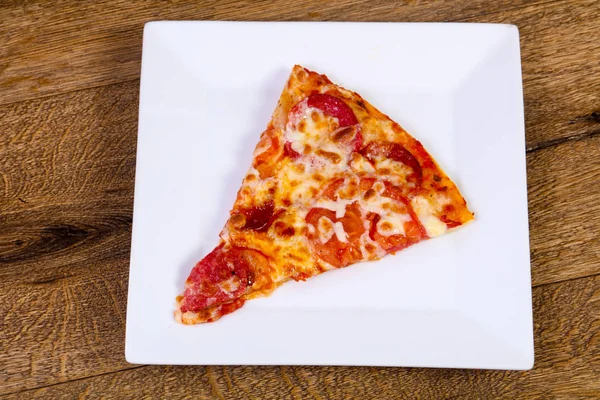 Pizza Pepperoni Met Worst Kaas Houten Achtergrond — Stockfoto