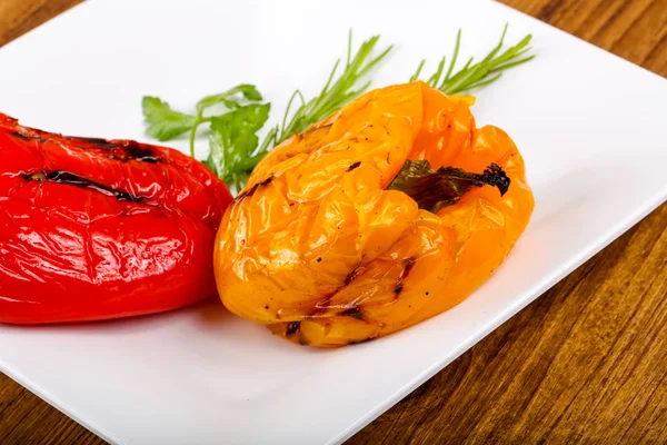 Gegrillte Paprika Mit Rosmarin Und Petersilie Auf Hölzernem Hintergrund — Stockfoto