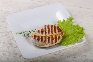 Ahşap arka plan üzerinde beyaz tabakta baharatlar ile Türkiye'de biftek ızgara