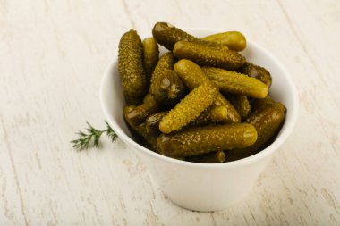 kase ahşap arka plan içinde salatalık turşusu 