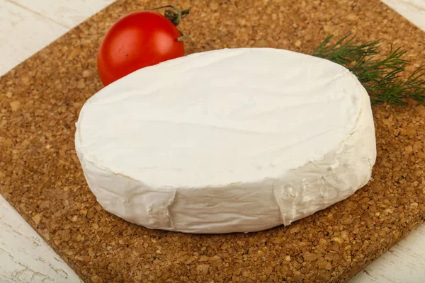 木製の背景上のフランスのカマンベール チーズ — ストック写真