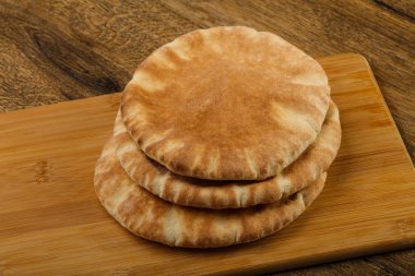 Pide ekmek yığın ahşap arka plan üzerinde