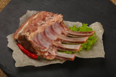 Ham kuzu kaburga ile biber ahşap arka plan üzerinde yemek pişirmek için hazır