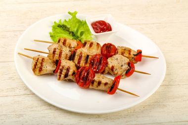 Domates ve biber beyaz plaka ile Türkiye şiş ızgara