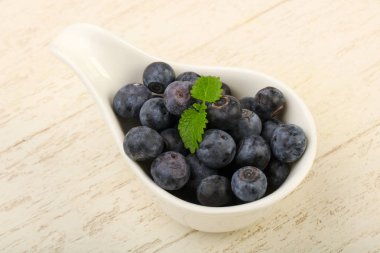 Kase ahşap arka plan üzerinde yaban mersini