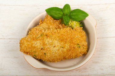 Susam ve haşlanmış sebzeler ile ahşap arka plan üzerinde tavuk