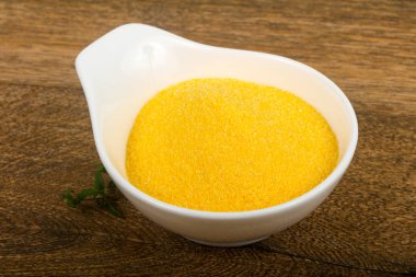Kase çiğ polenta ahşap arka plan üzerinde yemek pişirmek için hazır