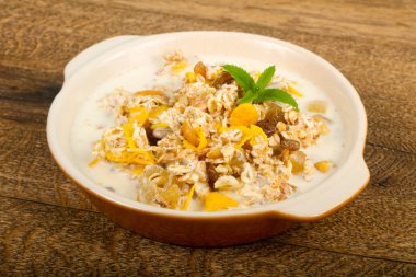 Kase müsli ile muz, fındık ve nane yaprakları