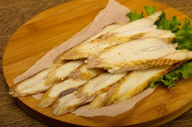 Lezzetli yılan balığı sashimi ahşap tahta üzerinde