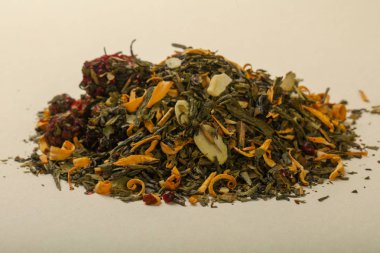 Aroma çay yığın meyve, meyveler ve otlar ahşap arka plan üzerinde