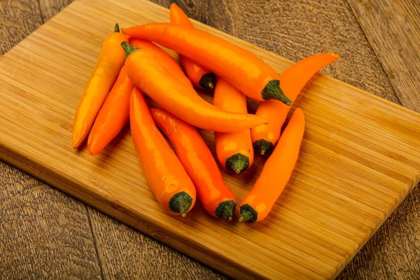 Caldo Mucchio Pepe Giallo Sopra Sfondo Legno — Foto Stock