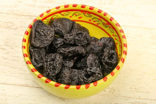 Tas Prunes Séchées Dans Bol Sur Fond Bois — Photo