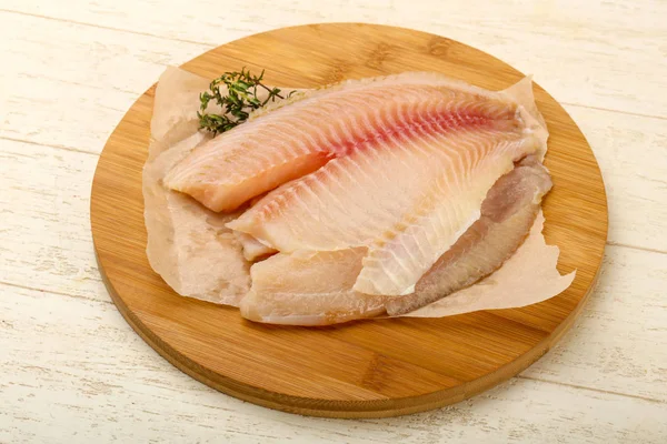 Fillet Tilapia Siap Untuk Dimasak Atas Latar Belakang Kayu — Stok Foto