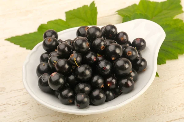 Ripe Black Currants Bowl Leaves Wooden Background — Stock Photo, Image
