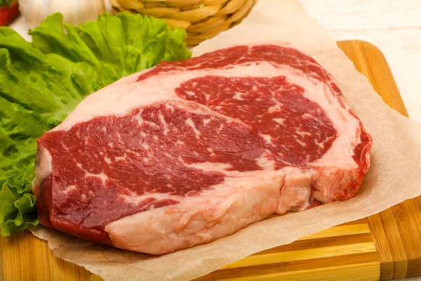 Costoletta Bistecca Cruda Pronto Cottura Sfondo Legno — Foto Stock