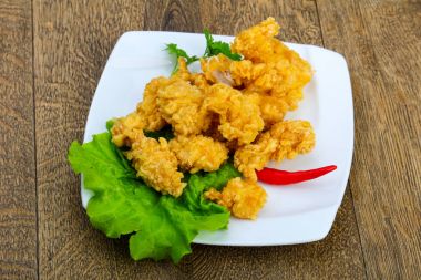 Çıtır tavuk nuggets ahşap arka plan üzerinde baharatlar ile 