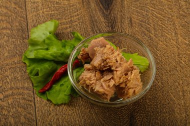 Closeup kase yemek pişirmek için hazır konserve ton balığı 