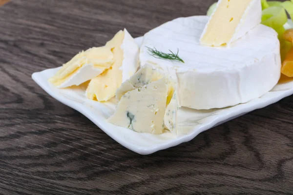 Prato Queijo Com Brie Azul Parmesão — Fotografia de Stock