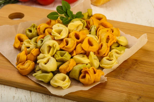 Råa Tortellini Med Basilika Redo För Matlagning Över Trä Bakgrund — Stockfoto