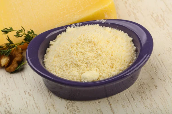 Parmesan Rendelenmiş Peynir Yığın Ceviz Kekik Ahşap Arka Plan Üzerinde — Stok fotoğraf
