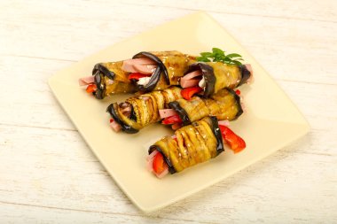 Jambon, peynir ve biber üzerine ahşap arka plan ile doldurulmuş patlıcan