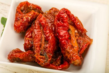 Fesleğen yapraklı kuru domates.  