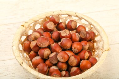 Ahşap arka plan üzerinde fındık yığın