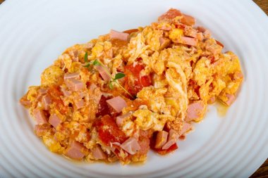 Sosis ve domates beyaz plaka ile kapış yumurta