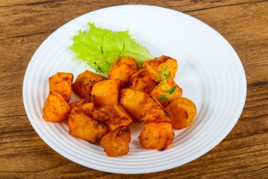 Otlar beyaz plaka üzerinde fırında patates