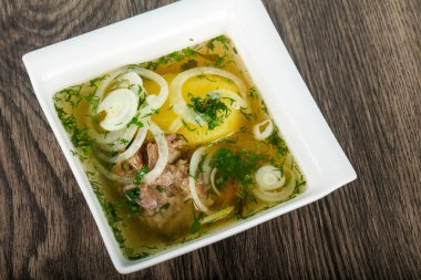 Beyaz et çorbası. Hashlama kuzu veya Dana ahşap arka plan üzerinde