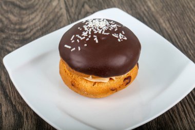 Bouchee kek çikolata üzerine ahşap arka plan ile