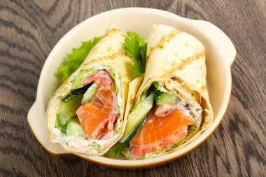 Ahşap arka plan üzerinde peynir ile Somon ekmek rulo