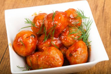 Dereotu, domates soslu köfte servis 