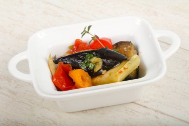 Kase haşlanmış sebze - patlıcan, domates, biber ve kabak ahşap arka plan üzerinde