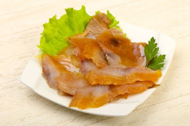 Yayın balığı fileto carpaccio beyaz tabak içinde füme