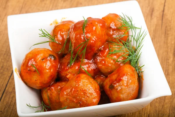 Dereotu, domates soslu köfte servis 