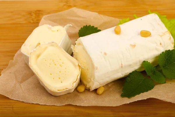 Rollo Queso Brie Con Nueces Cedro Sobre Fondo Madera —  Fotos de Stock