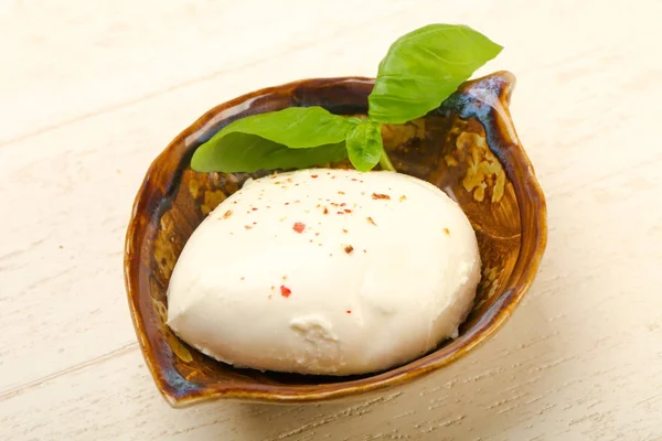 Mozzarella Mit Basilikumblättern Auf Weißem Tisch — Stockfoto