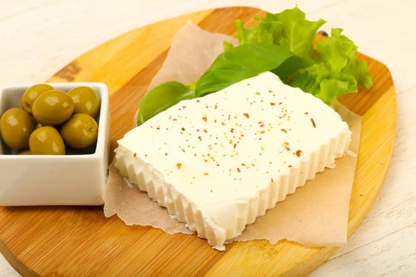 Formaggio Feta Con Olive Fondo Legno — Foto Stock