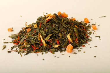 Aroma çay yığın meyve, meyveler ve otlar ahşap arka plan üzerinde