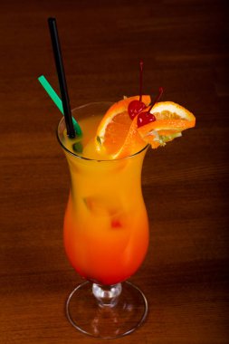 Tekila Sunrise kokteyli turuncu ahşap arka plan üzerinde