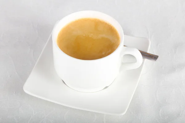 Tasse Heißen Kaffee Mit Milch Über Weißem Tischhintergrund — Stockfoto