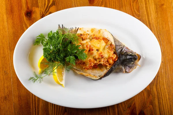 Doldurulmuş mantar ve ahşap arka plan üzerinde soslu alabalık