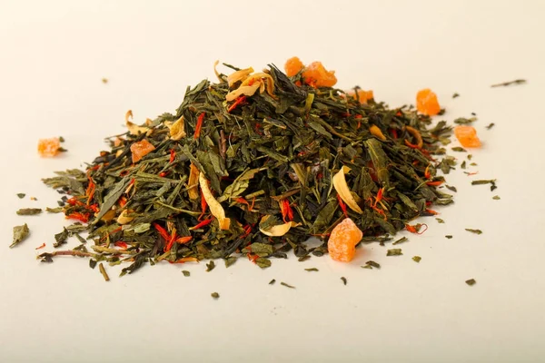 Aroma çay yığın meyve, meyveler ve otlar ahşap arka plan üzerinde