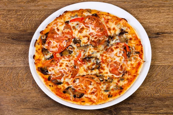 Пицца Баклажаном Сыром Деревянном Фоне — стоковое фото