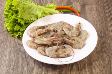 Ham Kral ahşap arka plan üzerinde yığın kase karides