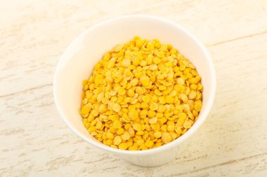 Sarı mercimek kase ahşap arka plan üzerinde yemek pişirmek için hazır