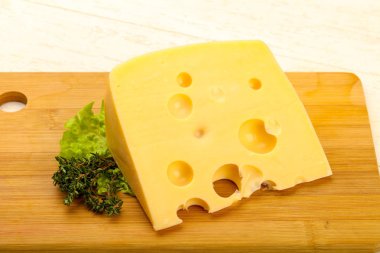 Ahşap arka plan üzerinde peynir parçası